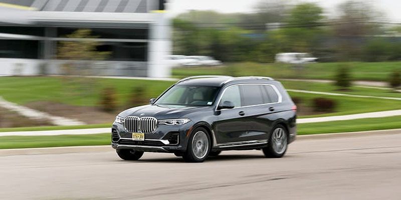 2019 BMW X7 driving on a winding road