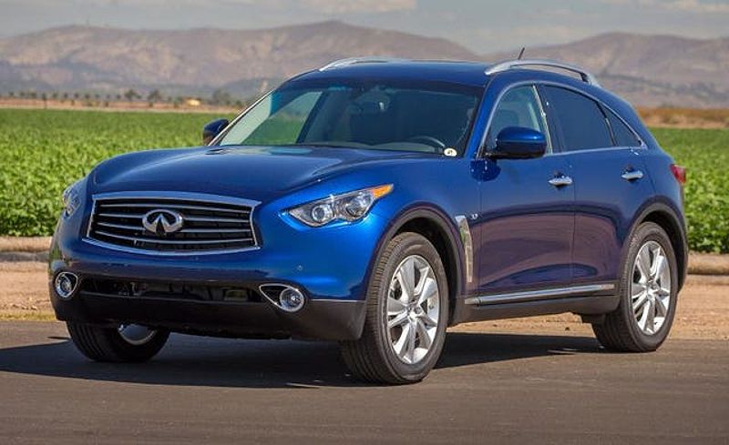 Interior view of the 2016 Infiniti QX70